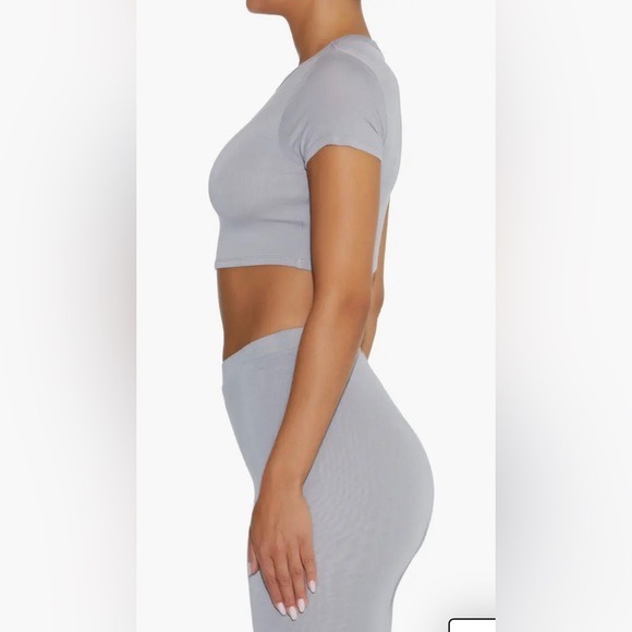 Naked Wardrobe NWOT Crewneck Crop Tee Shirt in Silver Grey - Picture 4 of 7